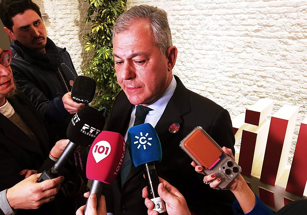 El alcalde de Sevilla, José Luis Sanz, atiende a los medios