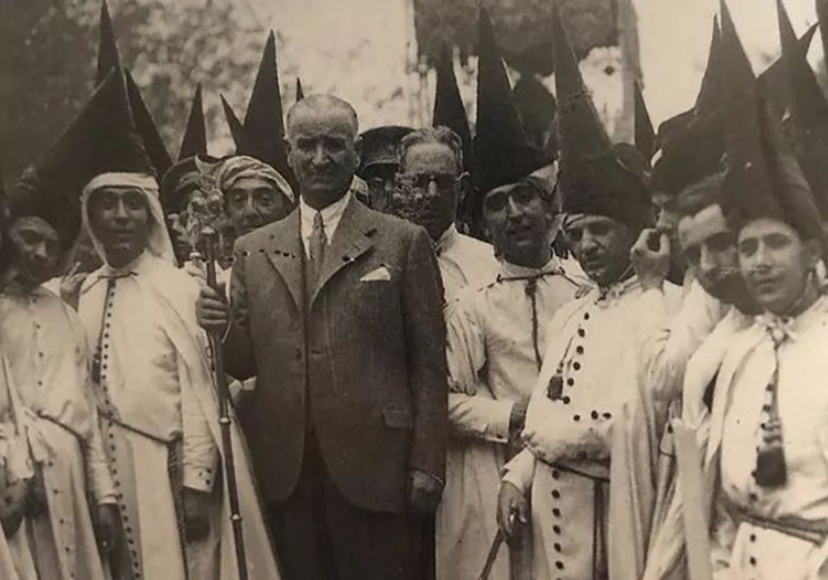 Queipo de Llano en una procesión de la Semana Santa de Sevilla