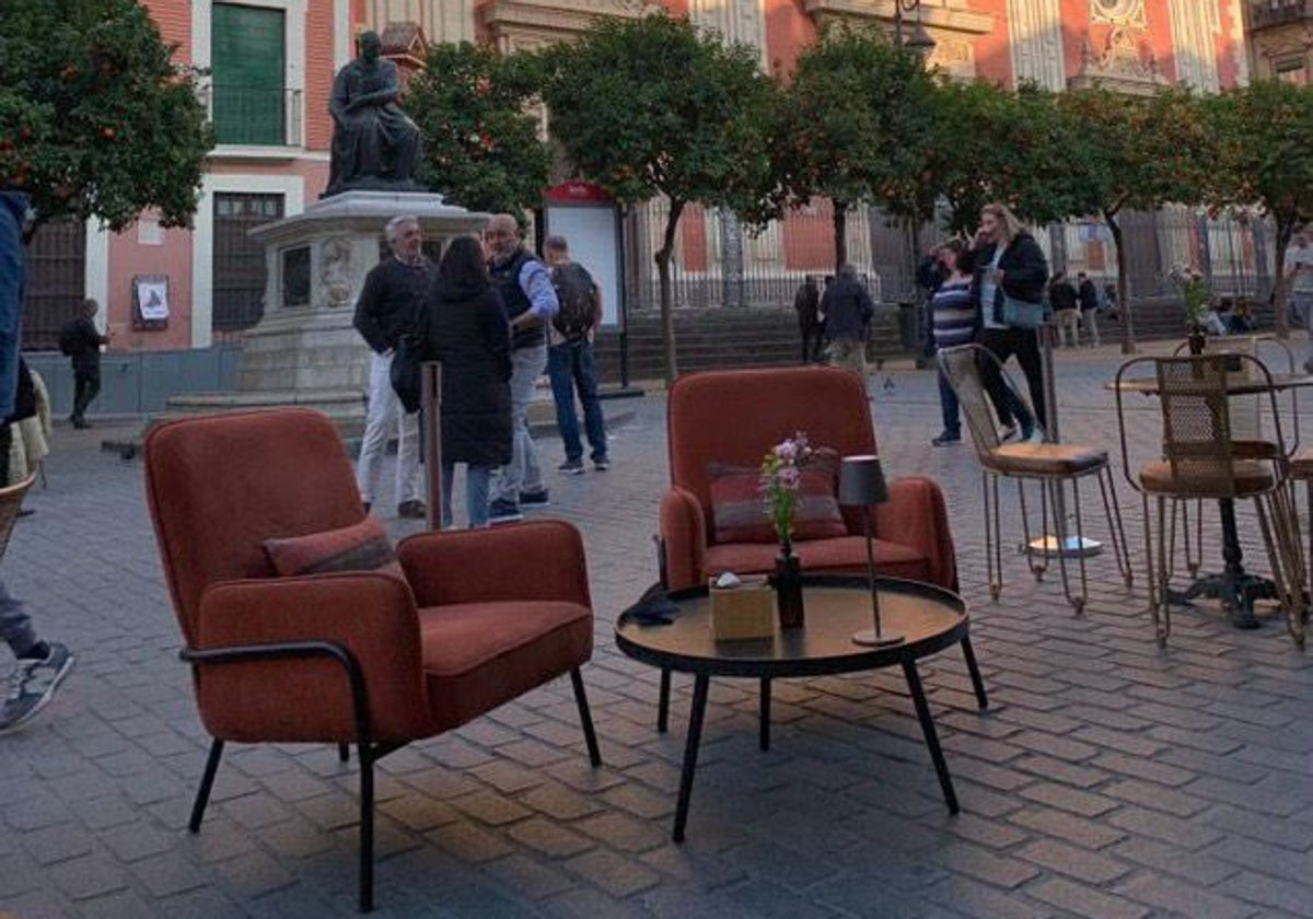 Sofás y mesas de diseño para celebrar la apertura del nuevo bar situado en la esquina de Sagasta con el Salvador