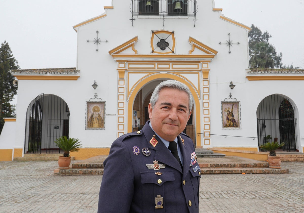 El general de brigada Carlos de Ysasi-Ysasmendi en el acuartelamiento sevillano de Tablada