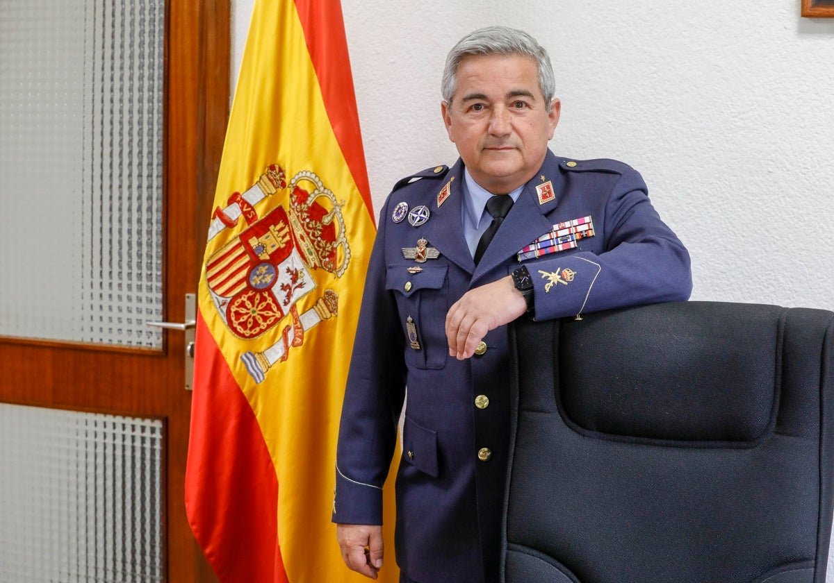 El general de brigada Carlos de Ysasi-Ysasmendi en su despacho en la base sevillana de Tablada