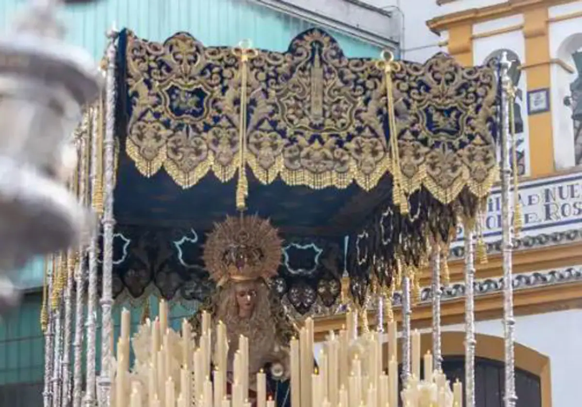 Agotados los ejemplares del cartel de la Semana Santa de Sevilla de 2024 en  el Consejo