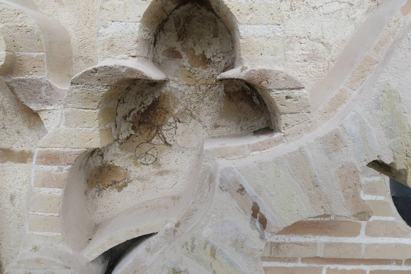 Dibujos hallados en la Giralda