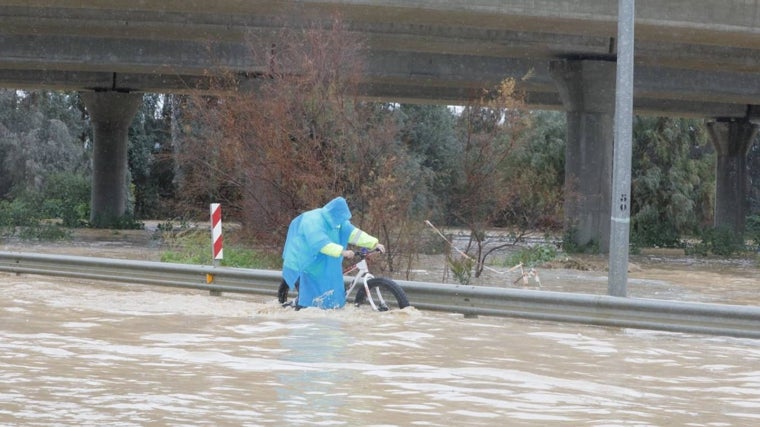 Un ciclista intentando sortear una bolsa de agua