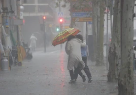 En imágenes: la borrasca Karlotta llega con fuerza a Sevilla y la lluvia provoca inundaciones