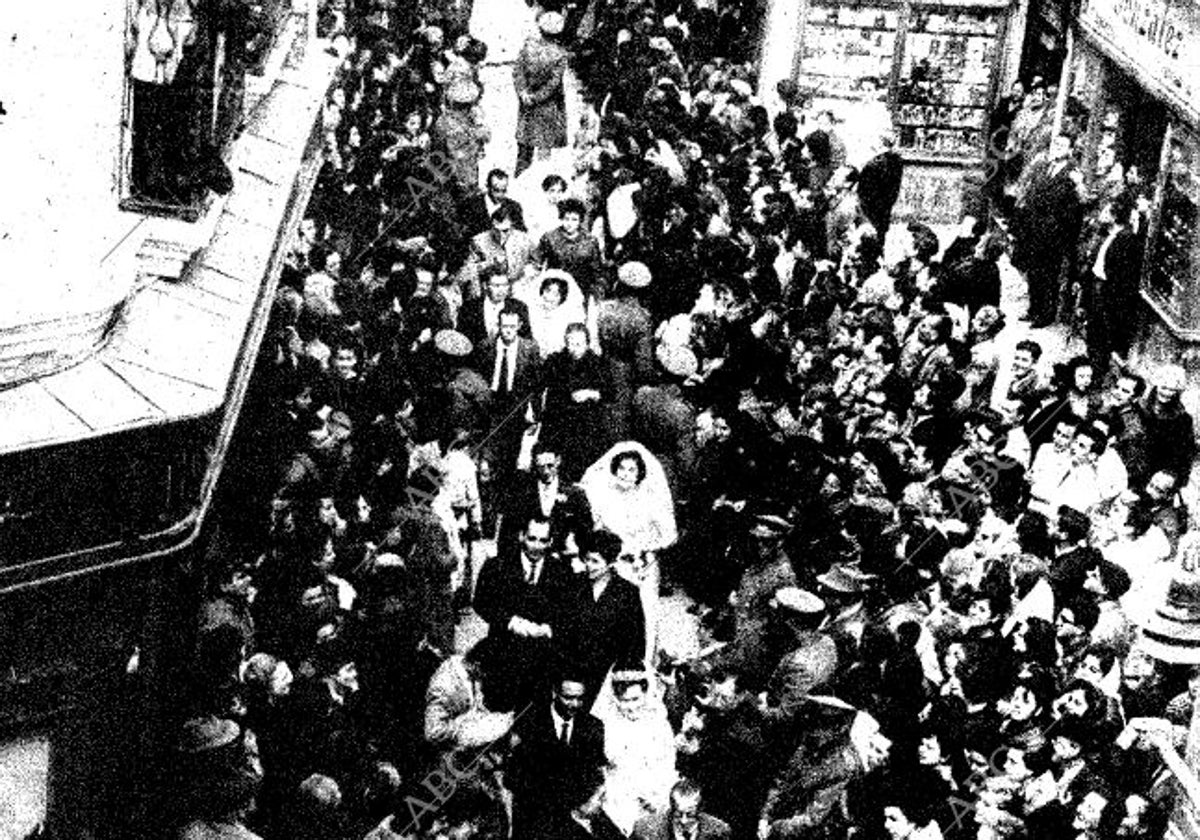 Los recién casados, a pie por la calle Sierpes, en la que fue portada de ABC del 15 de febrero de 1963