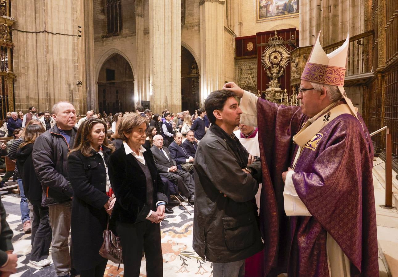 La Catedral de Sevilla se llenó de fieles para que el arzobispo les impusiera las cenizas