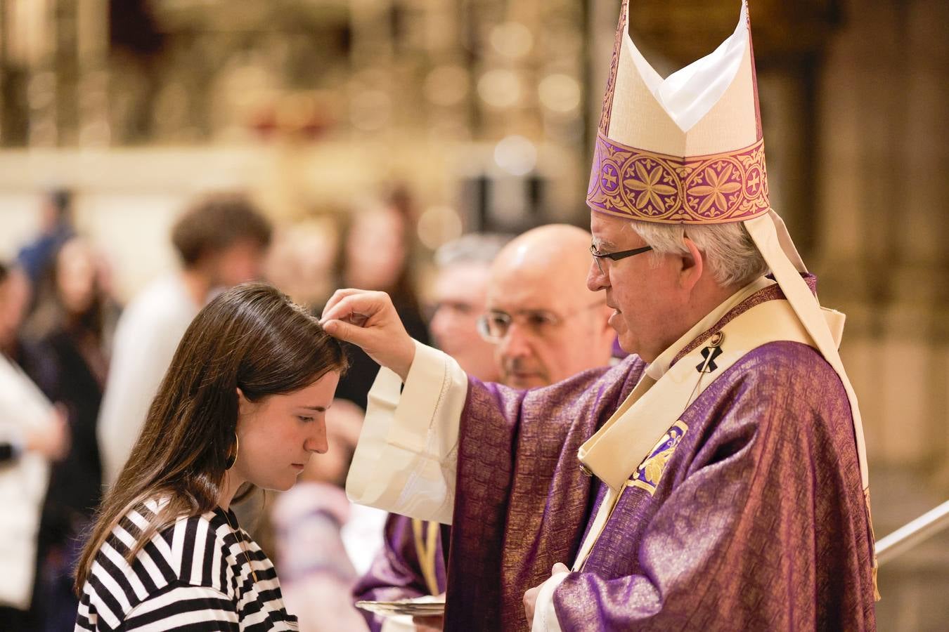 La Catedral de Sevilla se llenó de fieles para que el arzobispo les impusiera las cenizas