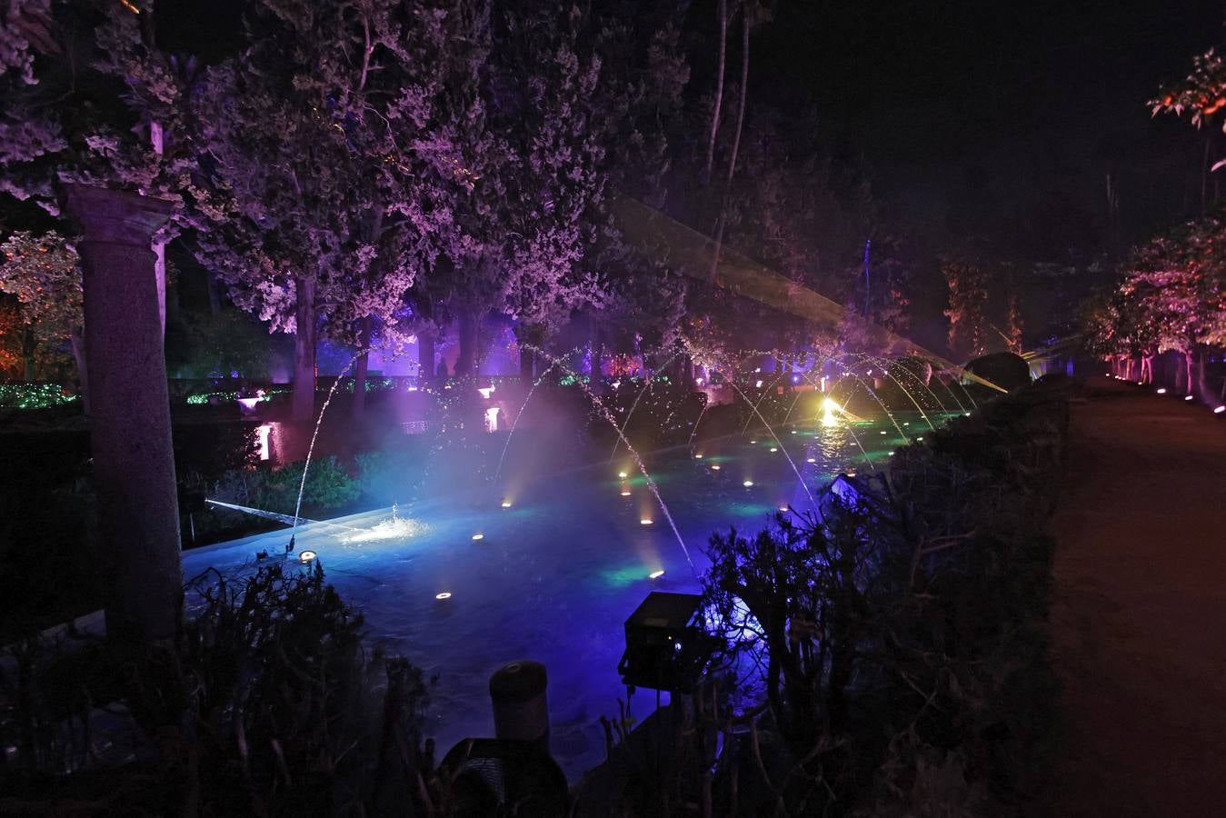 Los jardines del Alcázar durante el espectáculo de luz y color que aumenta aún más si cabe la belleza de este espacio