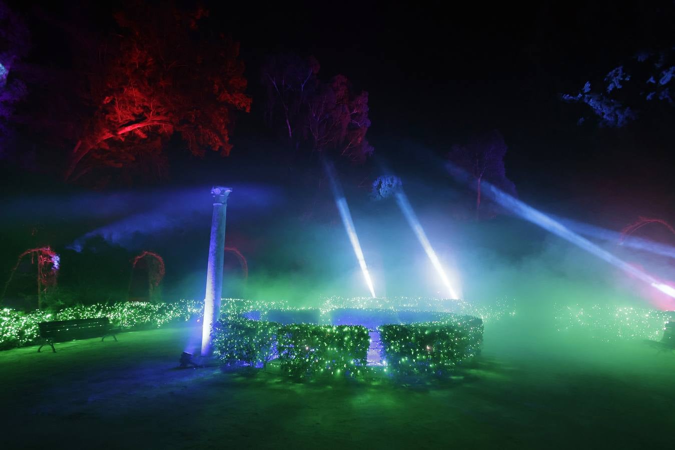 Los jardines del Alcázar durante el espectáculo de luz y color que aumenta aún más si cabe la belleza de este espacio
