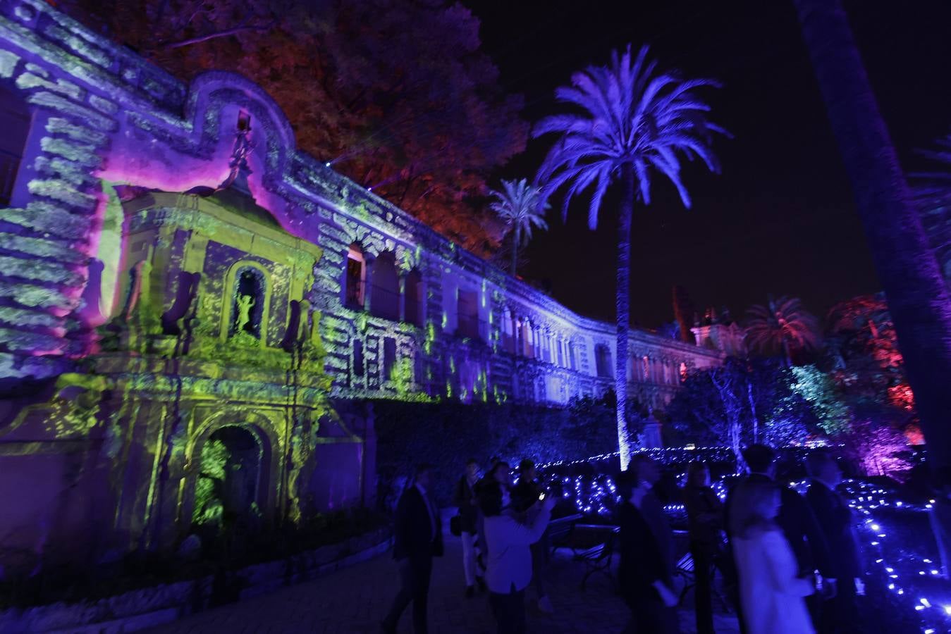 Los jardines del Alcázar durante el espectáculo de luz y color que aumenta aún más si cabe la belleza de este espacio