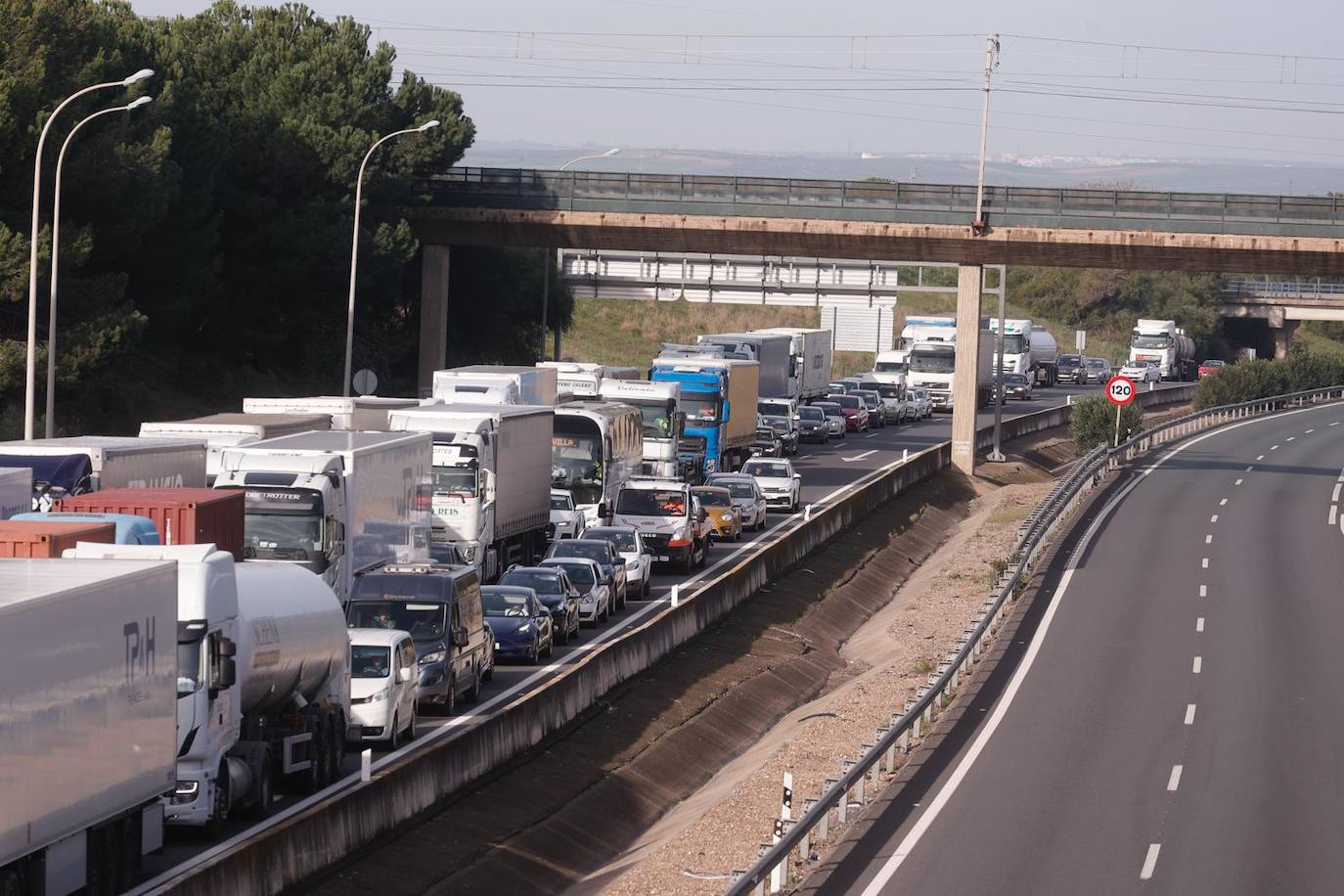 Cortes de tráfico en la A-49 debido a las tractoradas