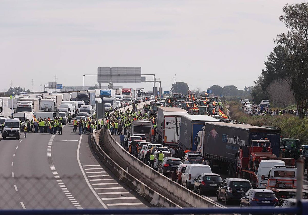 Las tractoradas impiden el acceso a Sevilla por la A-49 este miércoles