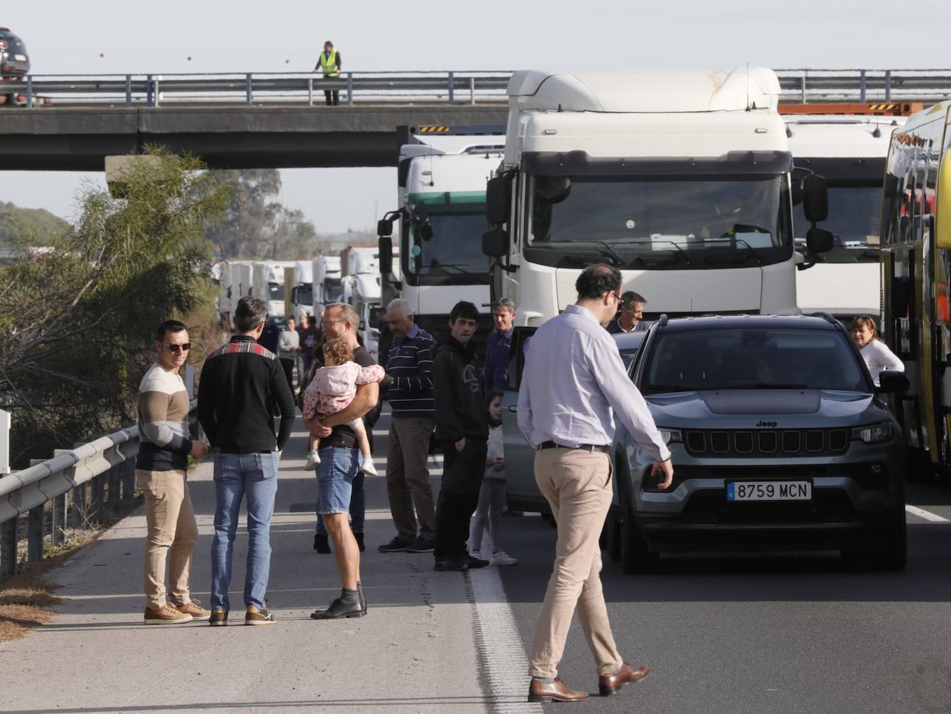 Tractorada en la AP-4 a la altura de Los Palacios y Villafranca