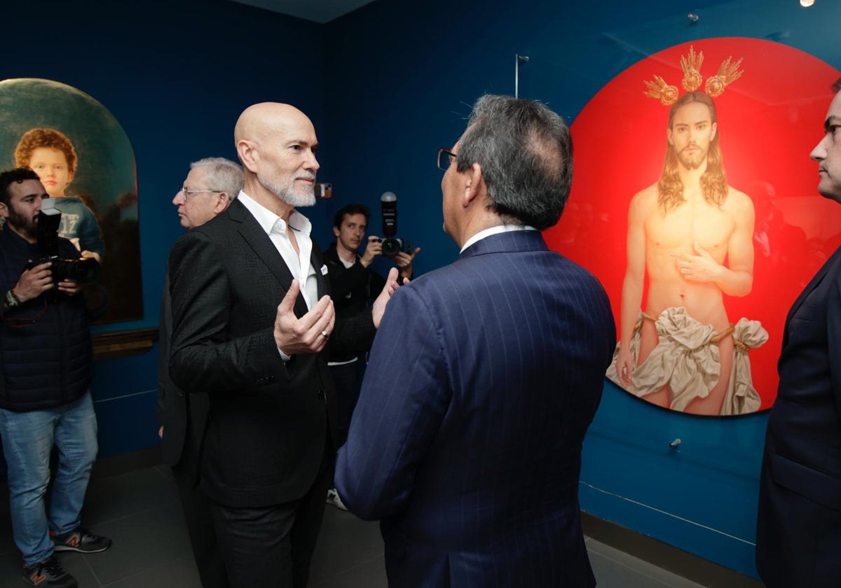 Salustiano García junto el presidente de Cajasol, Antonio Pulido, y el cartel protegido por un metacrilato