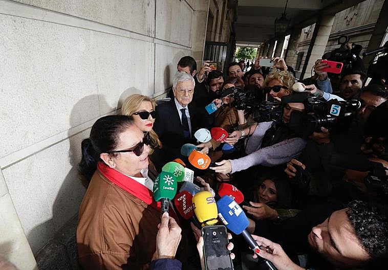 María del Monte e Inmaculada Casal, en los juzgados de Sevilla