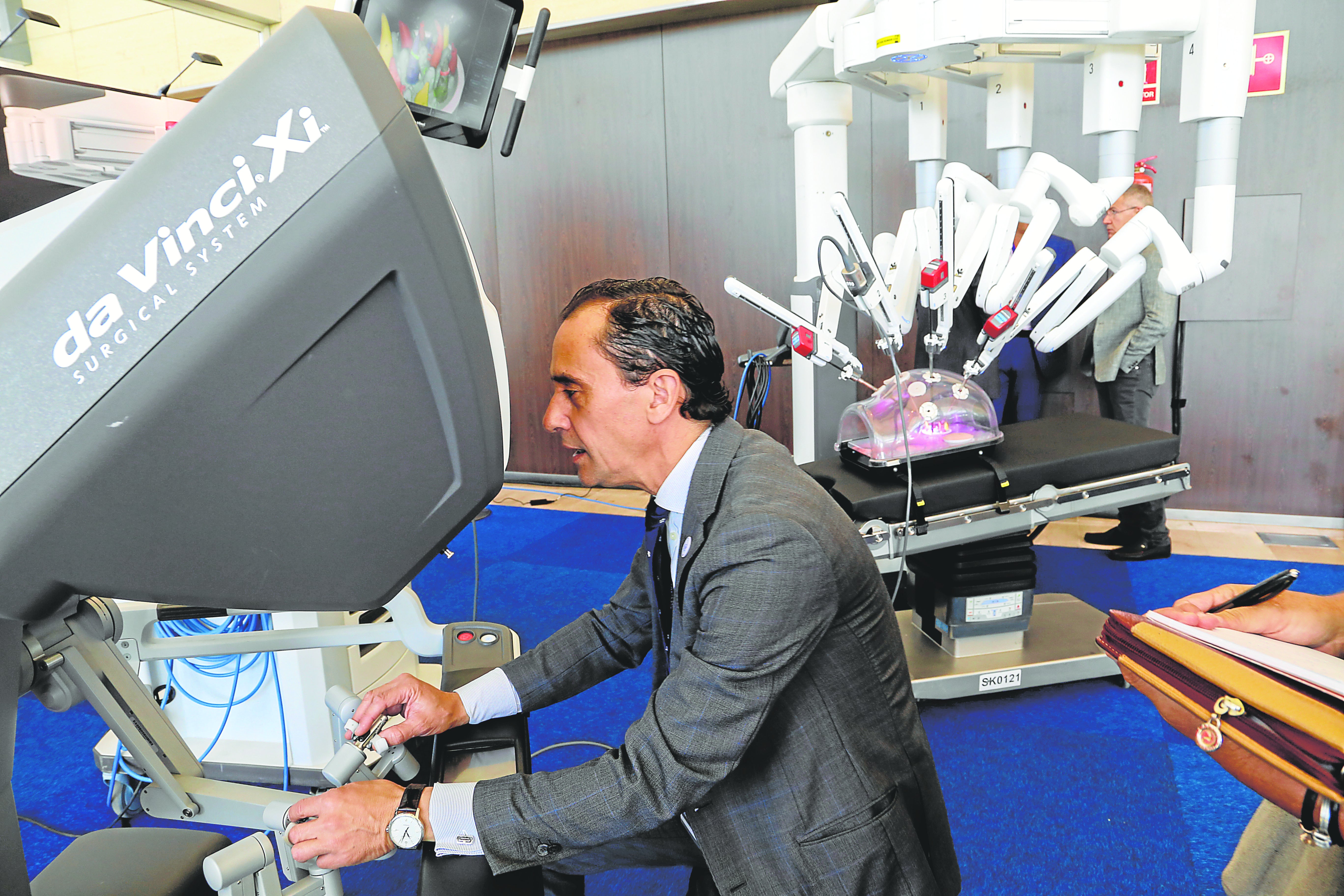 Salvador Morales con un robot Da Vinci en un evento sobre innovación quirúgica organizado en Sevilla