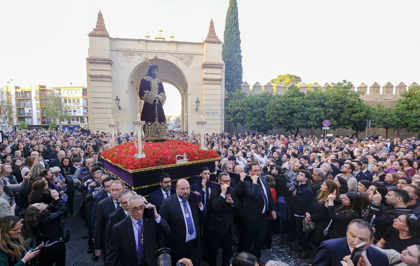 Las calles por las que discurrió el Vía Crucis estaban abarrotadas de gente