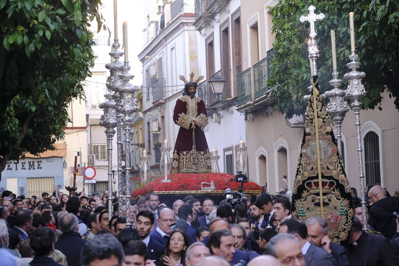 Las calles por las que discurrió el Vía Crucis estaban abarrotadas de gente