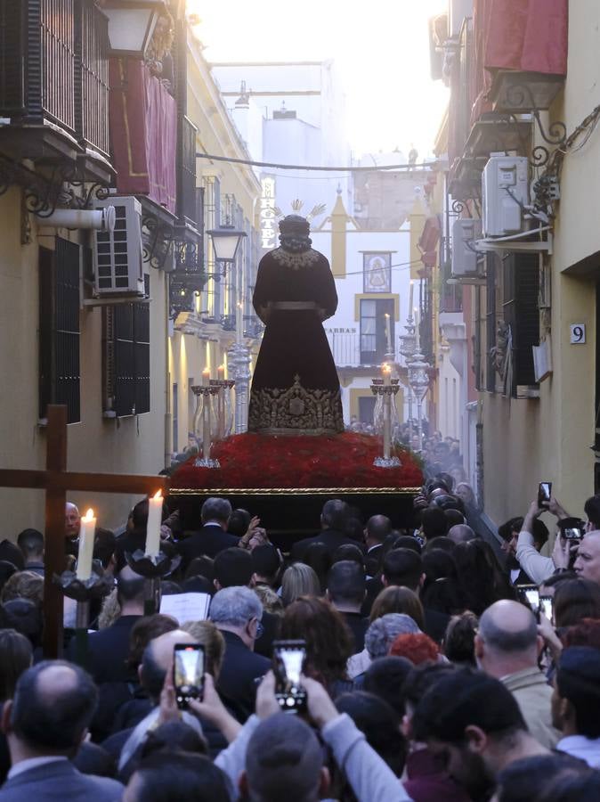 Las calles por las que discurrió el Vía Crucis estaban abarrotadas de gente