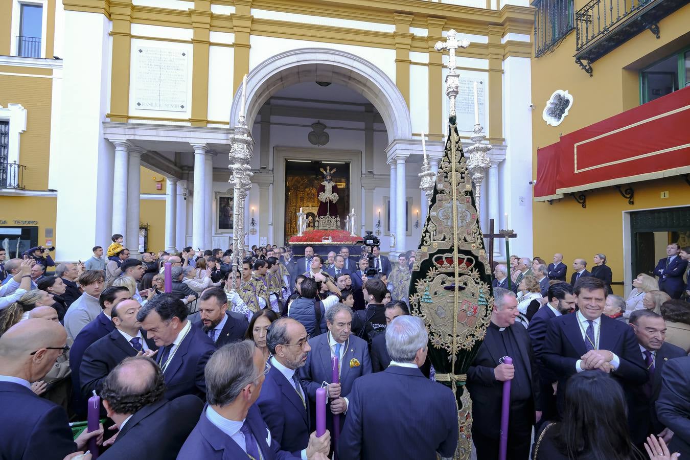 Las calles por las que discurrió el Vía Crucis estaban abarrotadas de gente