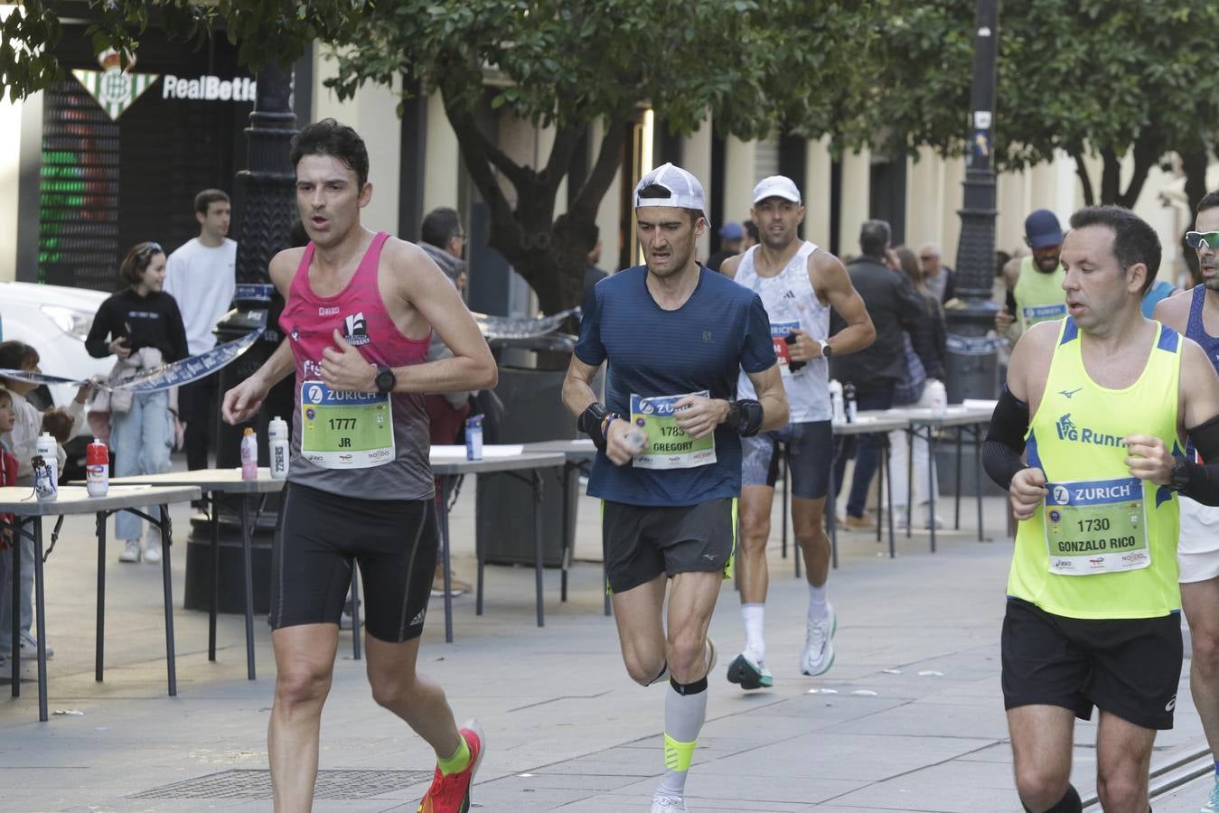 Corredores por el centro histórico de Sevilla