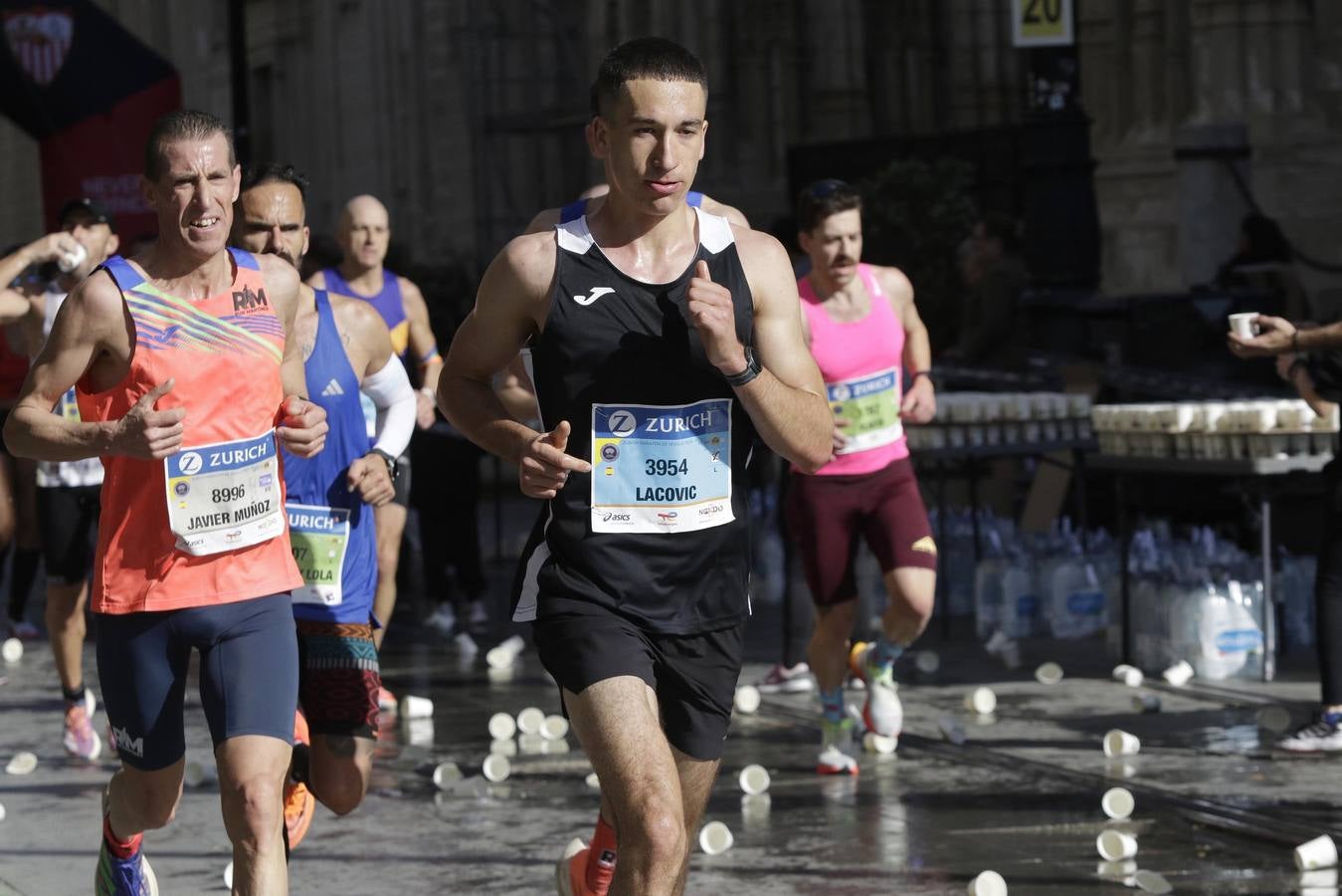 Corredores por el centro histórico de Sevilla