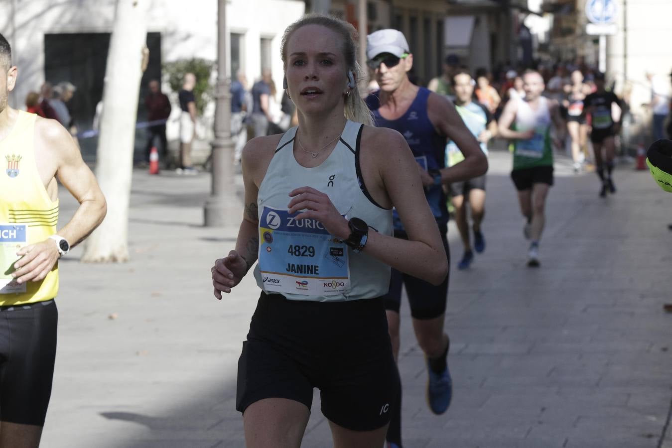 Corredores por el centro histórico de Sevilla