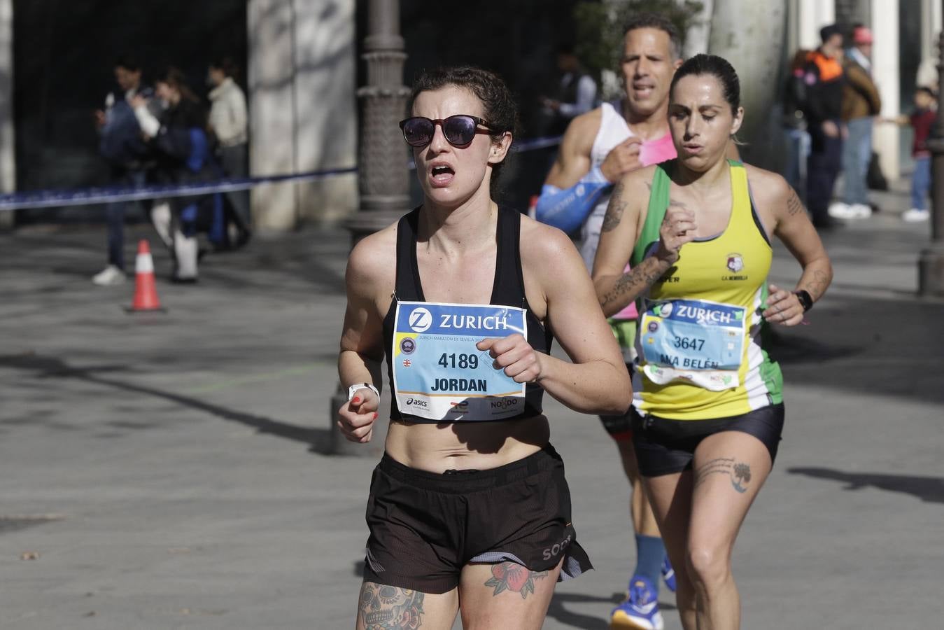Corredores por el centro histórico de Sevilla