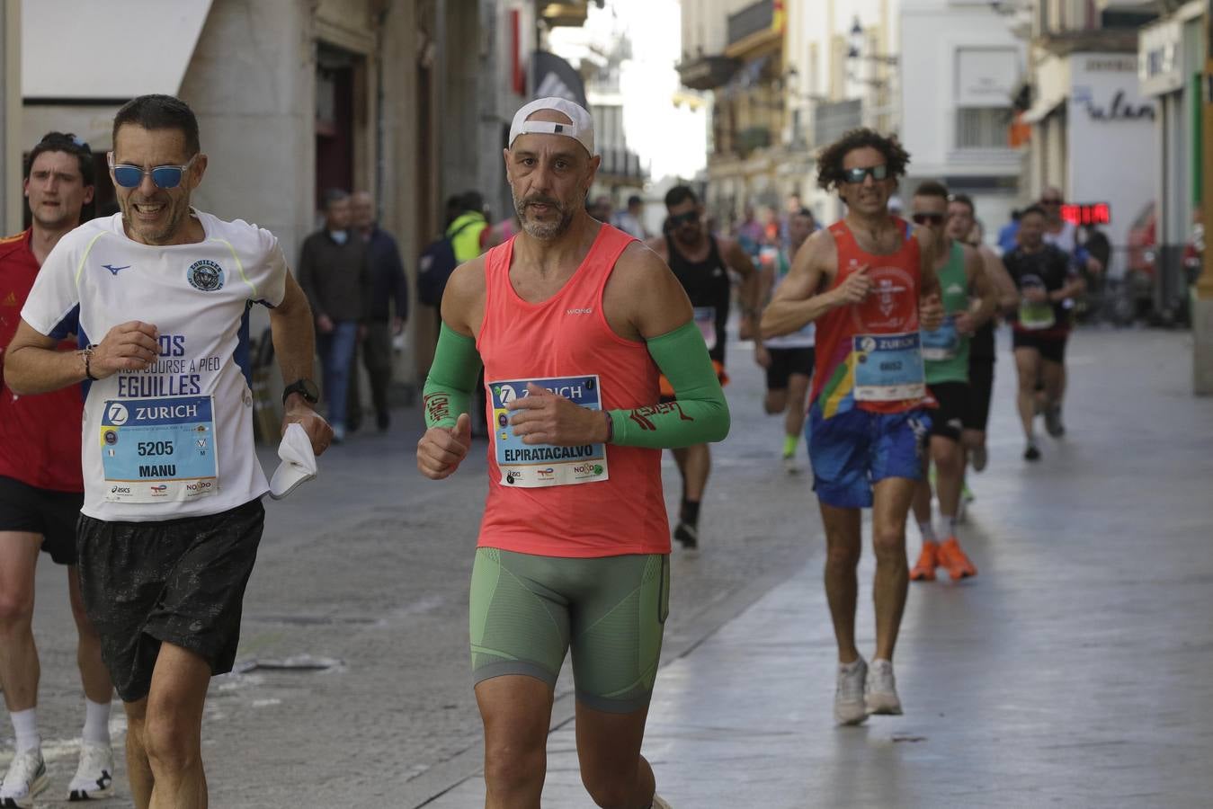 Corredores por el centro histórico de Sevilla
