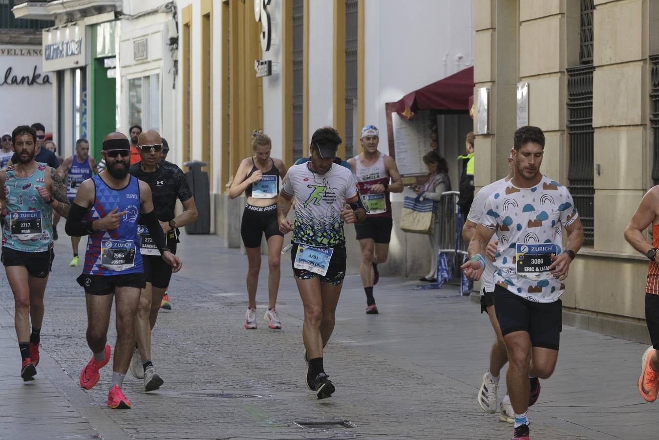 Corredores por el centro histórico de Sevilla