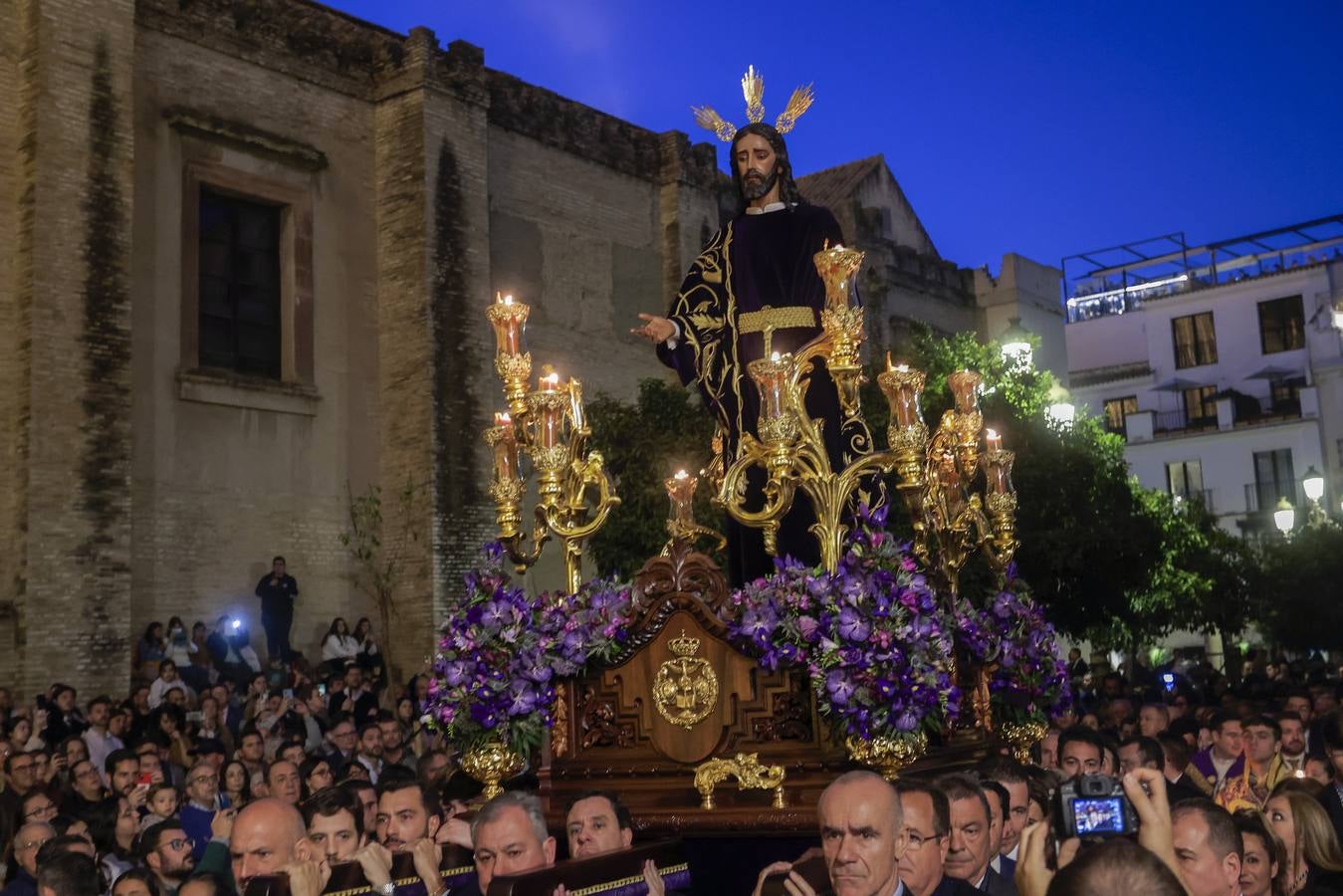 El Vía Crucis de las Hermandades y Cofradías por la Catedral de Sevilla