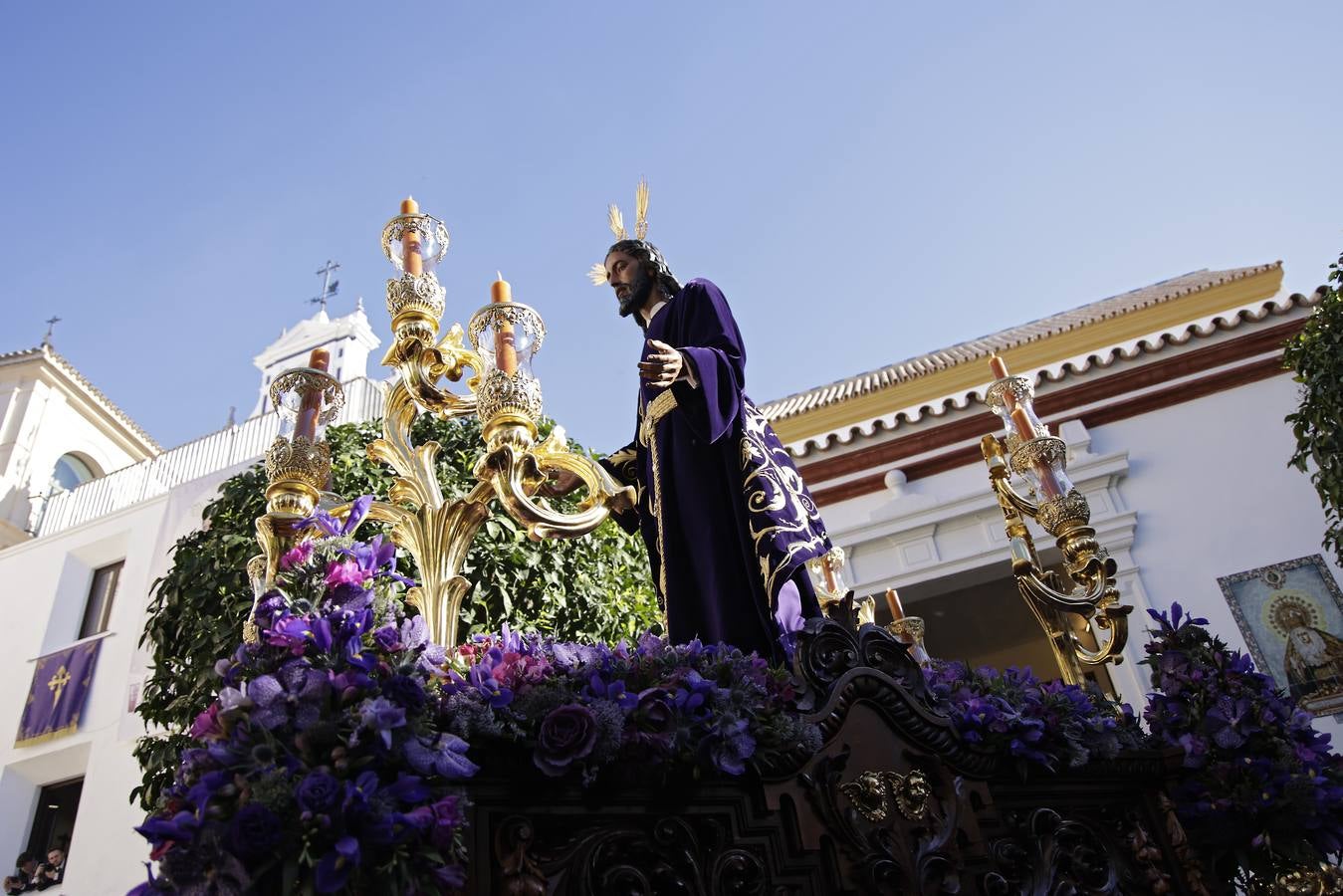 Nuestro Padre Jesús de la Redención ha estado rodeado de numerosos fieles durante todo el Vía Crucis