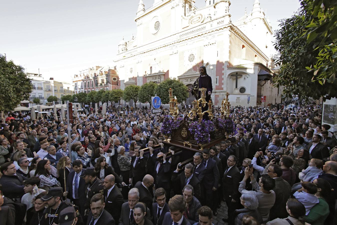 Nuestro Padre Jesús de la Redención ha estado rodeado de numerosos fieles durante todo el Vía Crucis