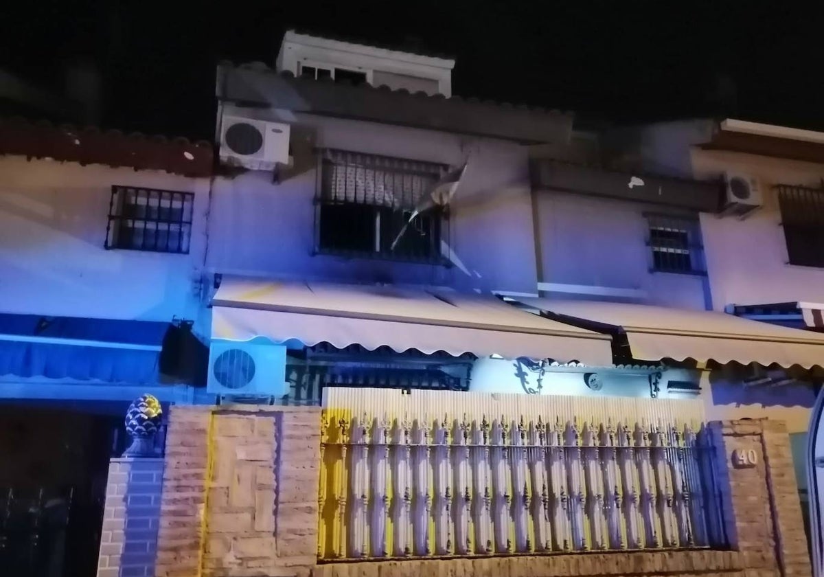 Exterior de la vivienda siniestrada de donde tuvieron que sacar a los cinco heridos