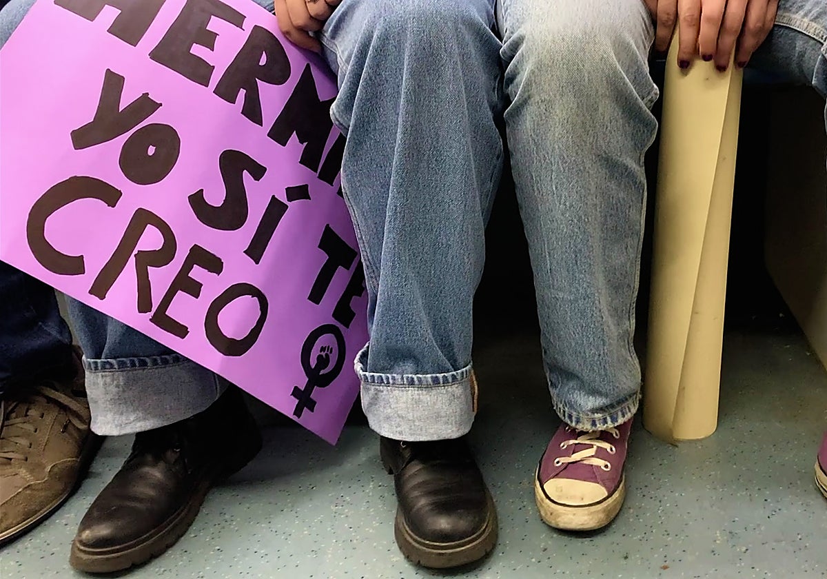 Un detalle de los manifestantes en las movilizaciones de apoyo a la víctima de la violanción