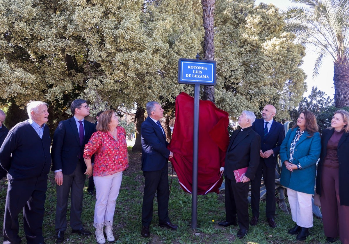 Momento en el que se inaugura la rotonda Luis de Lezama