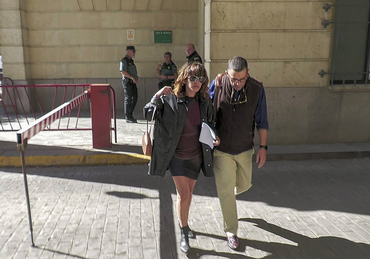 María León, a la salida de los juzgados de Sevilla en octubre de 2022, tras ser detenida