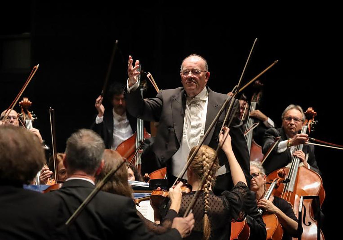 El maestro Marc Soustrot dirigiendo un concierto reciente de la Real Orquesta Sinfónica de Sevilla