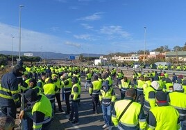 Los trabajadores de Acerinox endurecen sus protestas y colapsan el tráfico en el Campo de Gibraltar