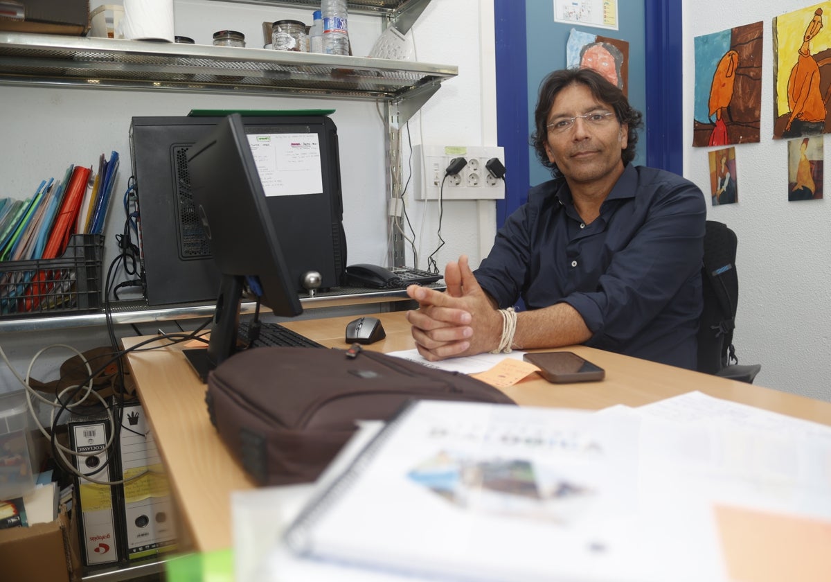 Raúl Gómez Ferrete, director del colegio Ibarburu, en su despacho: «Hemos avanzado pero estamos lejos de ser un colegio normal»