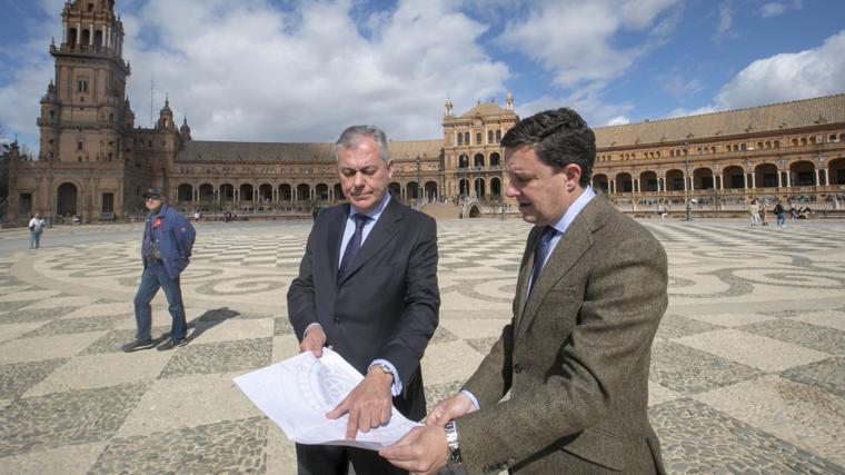 José Luis Sanz y Juan de la Rosa en la Plaza de España de Sevilla