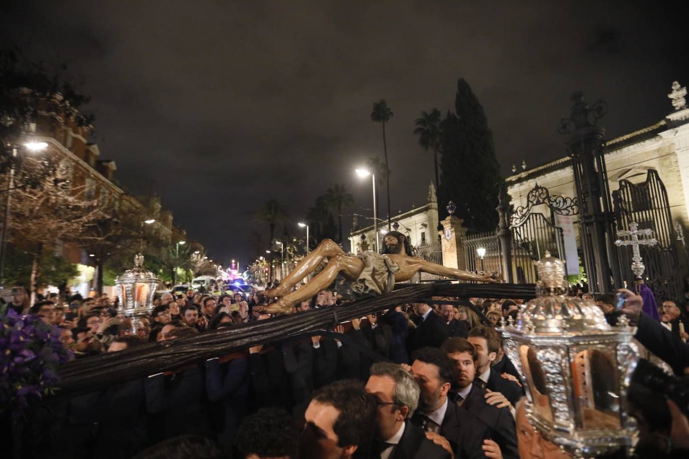 El Vía Crucis de los Estudiantes a la Catedral de Sevilla