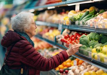 Una anciana se cuela por un despiste en un supermercado cerrado en Sevilla: hace la compra y la sorprende la Policía