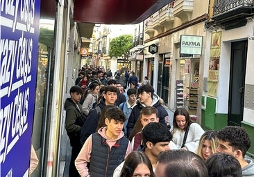 El fenómeno fan de «Esenzia» colapsa la calle San Eloy de Sevilla