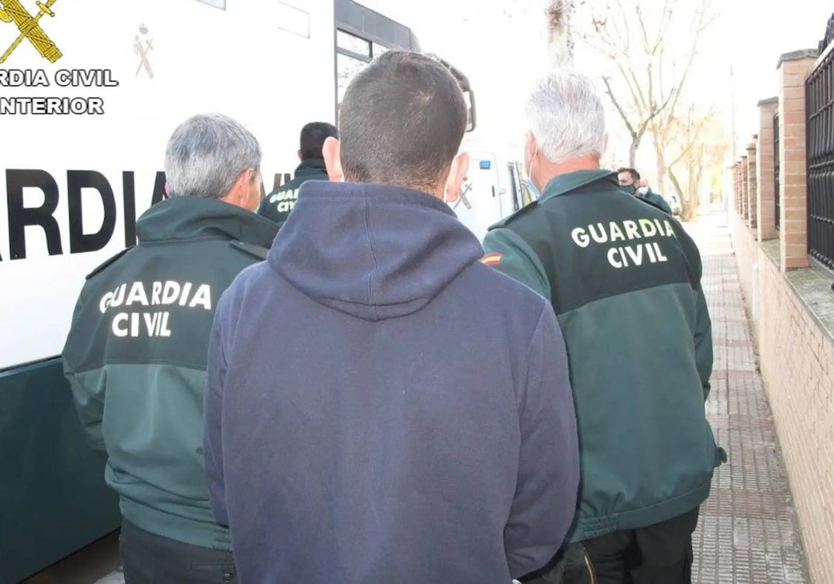 Imagen de archivo de un detenido por la Guardia Civil