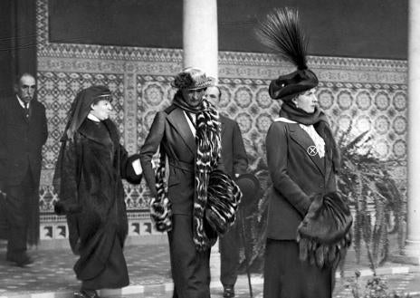 Imagen secundaria 1 - La historia de Sevilla en imágenes: la reina Victoria Eugenia de compras por el Centro en 1911