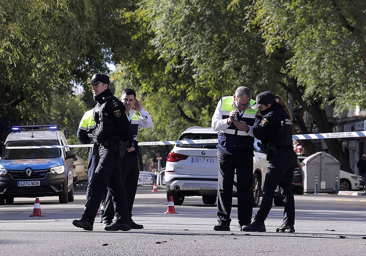 Agentes de la Policía Nacional han acordonado la confluencia de las calles Macedonia, Carabela Santa María y Villas de Cubas