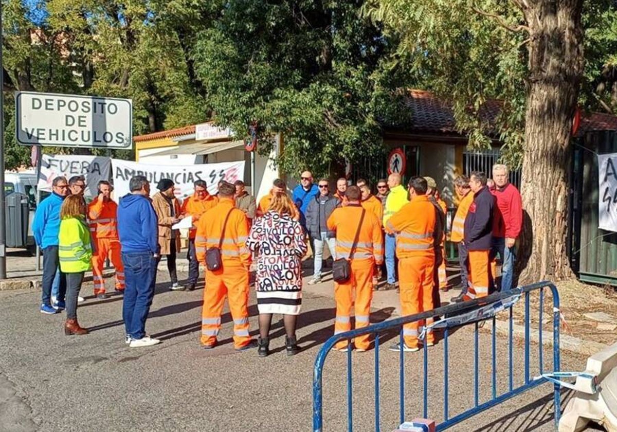 Los trabajadores de la grúa municipal en una concentración en la puerta del depósito