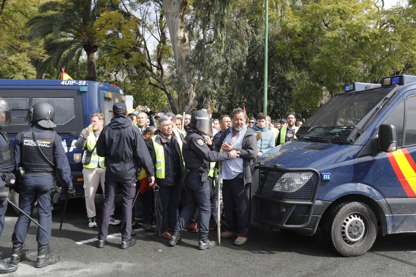 Agricultores independientes se concentran en el entorno de la Palmera en Sevilla